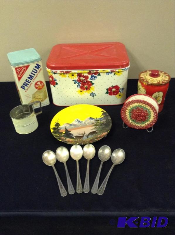 lot 89 image: Vintage Kitchen Collectibles