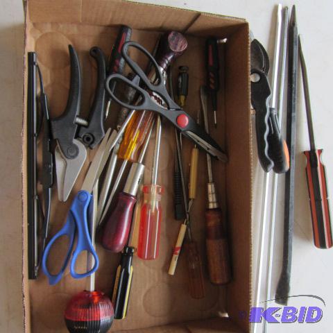 lot 199 image: Screwdrivers, Cutters