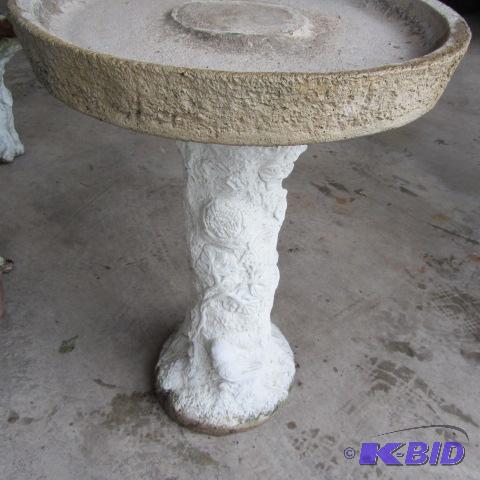 lot 20 image: Cast Bird Bath