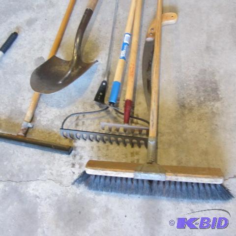 lot 215 image: Garden Hand Tools