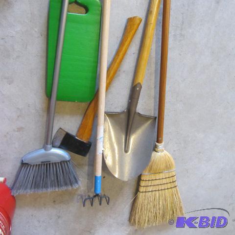 lot 216 image: Garden & Yard Tools
