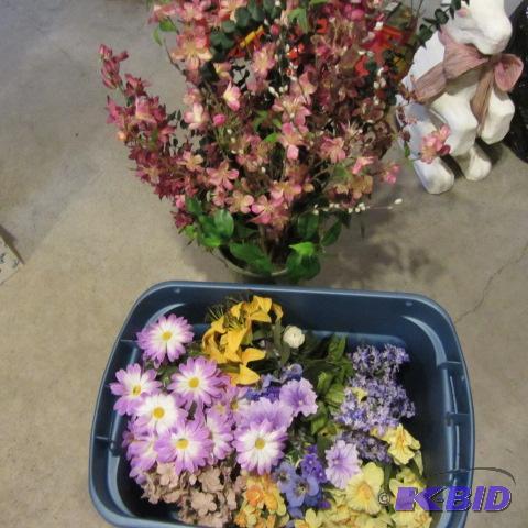 lot 250 image: Spring Flowers & Vase