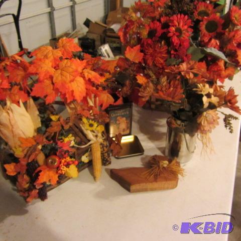 lot 251 image: Fall Decorations, Birdhouse