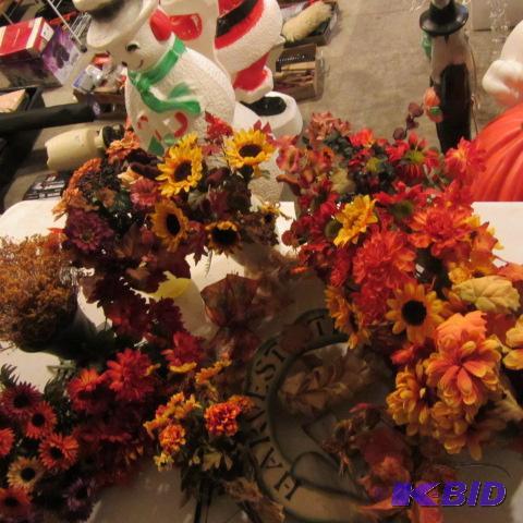 lot 252 image: Fall Flowers & Wreaths