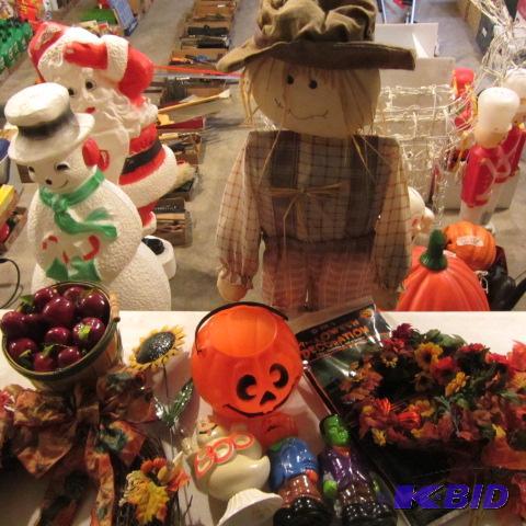 lot 253 image: Halloween & Fall Decorations