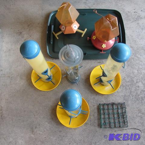 lot 40 image: Bird Feeders