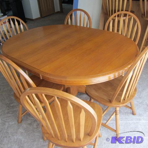 lot 1 image: Dining Room Table & Chairs