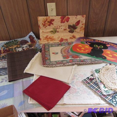 lot 100 image: Placemats, All Seasons