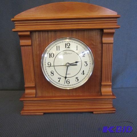 lot 102 image: Wood Mantle Clock