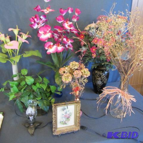 lot 118 image: Figural Light, Flowers