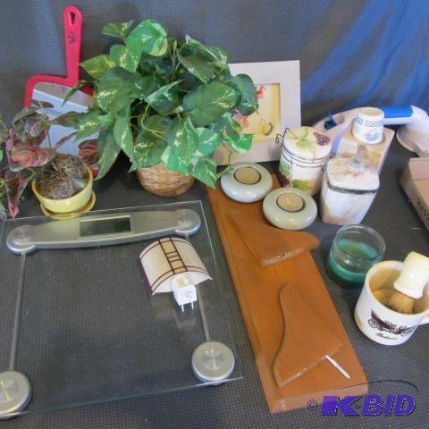 lot 127 image: Scale, Bath Accessories