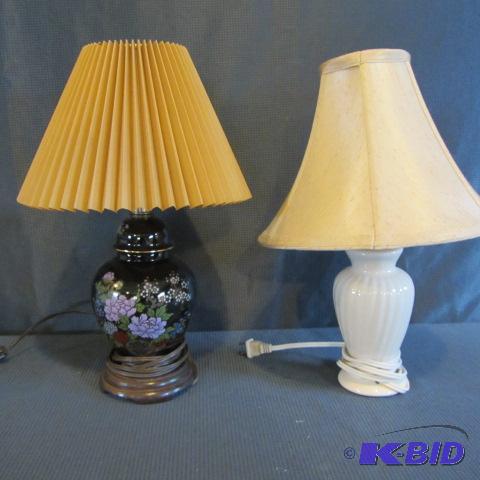 lot 164 image: Pair Dresser Lamps
