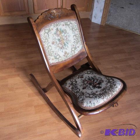 lot 17 image: Folding Sewing Rocker