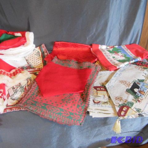 lot 194 image: Holiday Linens