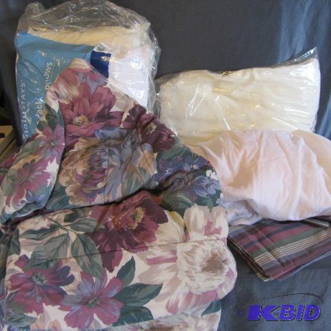 lot 196 image: Comforter, Bed Linens