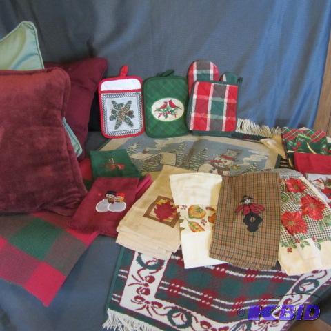 lot 206 image: Christmas Rugs, Pillows, Towels