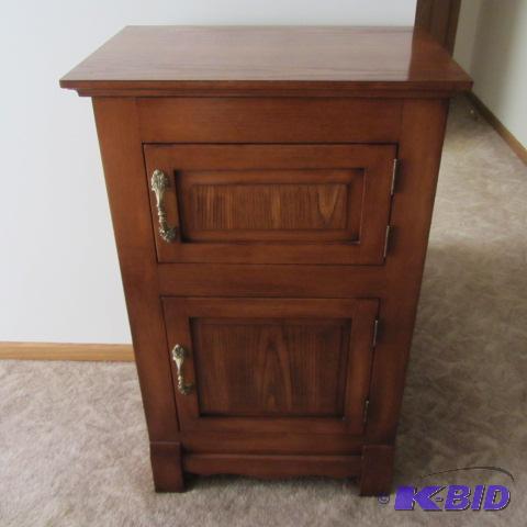 lot 3 image: Side Cabinet