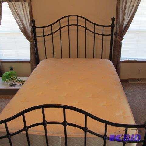lot 5 image: Fancy Metal Frame Bed