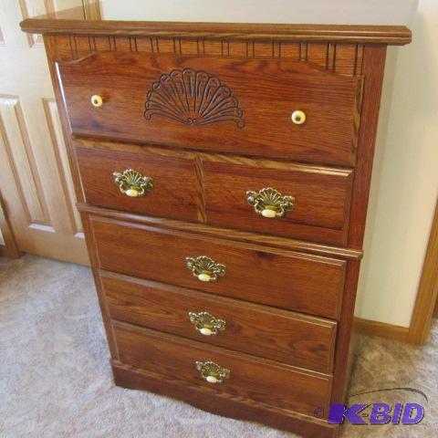 lot 6 image: Dresser