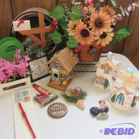 lot 87 image: Cabin Decor, Birdhouses