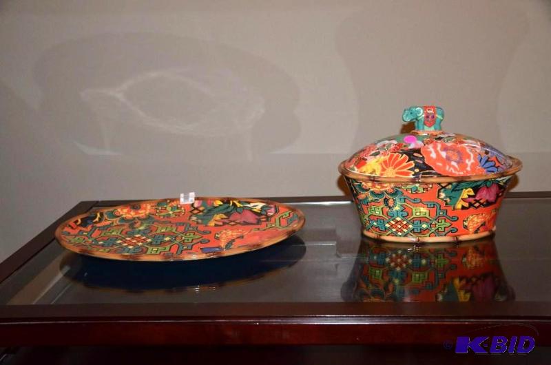 lot 10 image: Matching platter 12x16" and serving bowl...