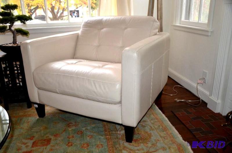 lot 2 image: Leather chair made in Italy, Chateau dAx 3...