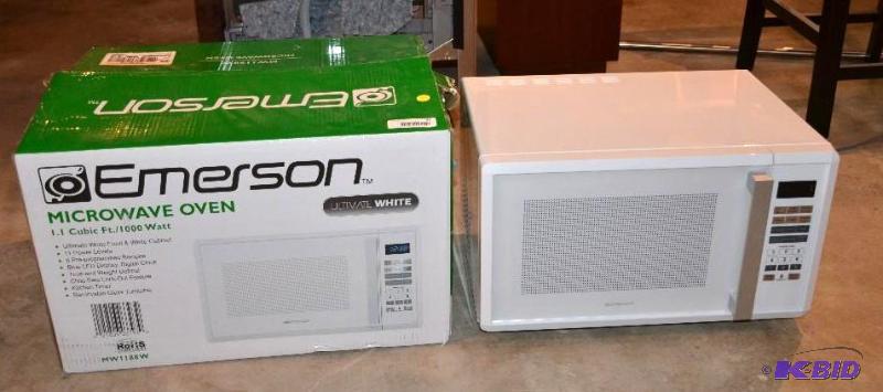 lot 42 image: New Emerson microwave oven 1000watt - still i...