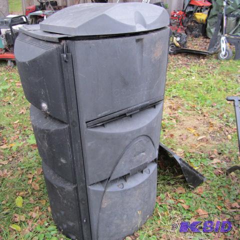 lot 14 image: Compost Bin