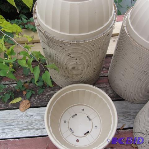 lot 206 image: Plastic Planter Pots