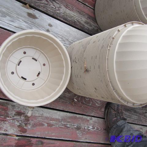 lot 207 image: Plastic Planter Pots