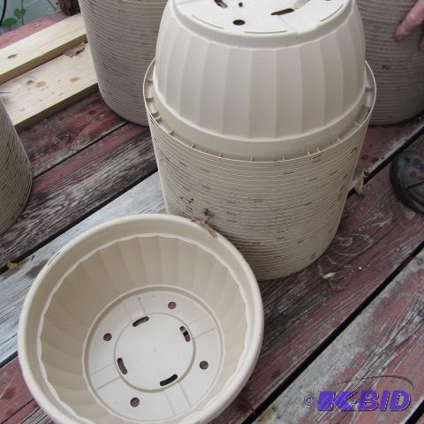 lot 208 image: Plastic Planter Pots