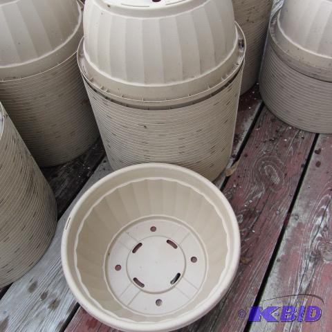 lot 210 image: Plastic Planter Pots