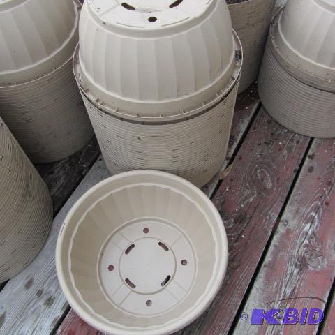 lot 211 image: Plastic Planter Pots