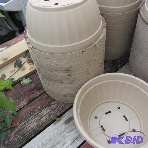 lot 213 image: Plastic Planter Pots