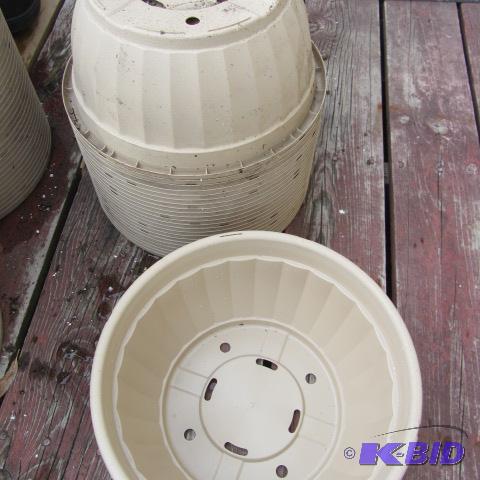 lot 214 image: Plastic Planter Pots