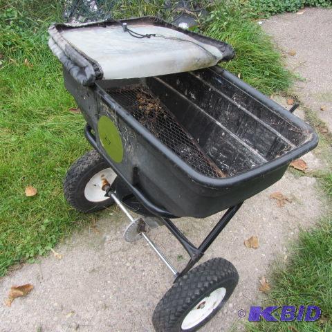 lot 27 image: Trailer Fertilizer Spreader