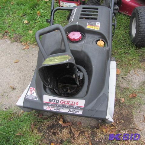 lot 3 image: MTD Gold Snow Blower