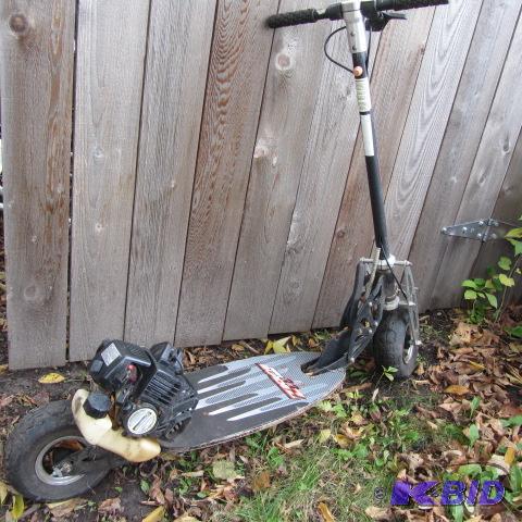lot 7 image: Moby 33cc Scooter
