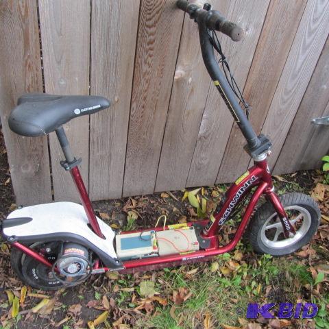 lot 8 image: Schwinn Electric Scooter