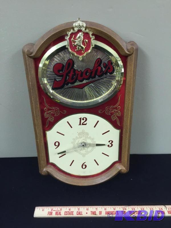 lot 18 image: Strohs Clock and Beer Sign