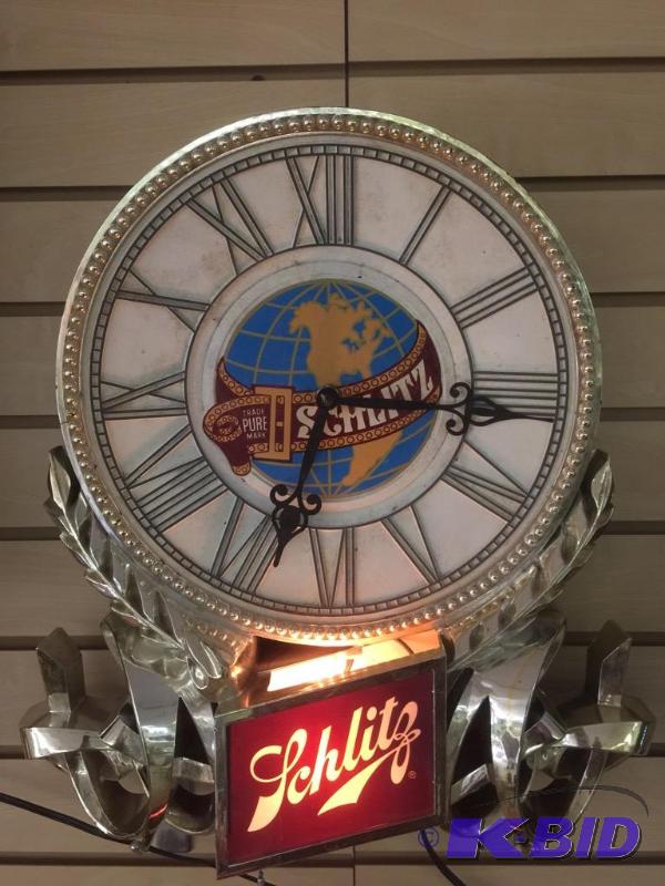 lot 4 image: Schlitz Light Up Clock Sign