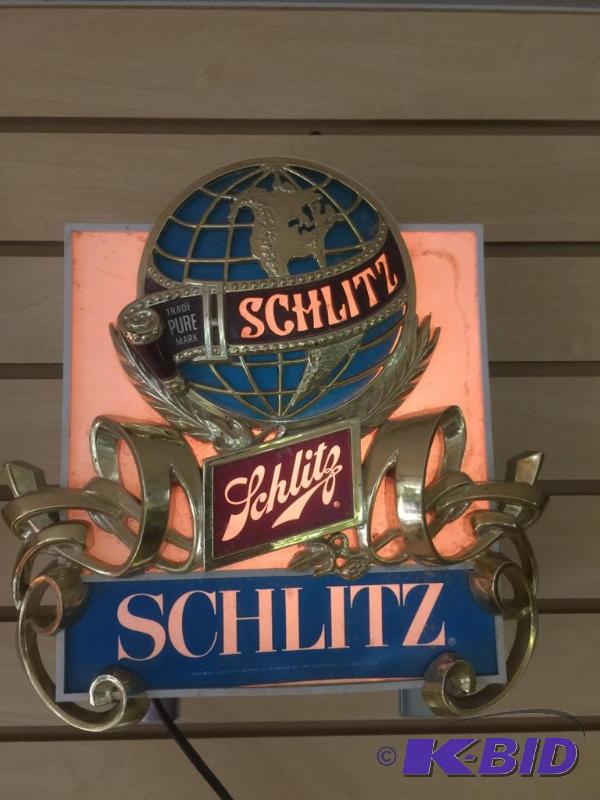 lot 9 image: Schlitz Light Up Beer Sign