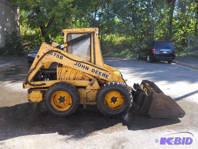 lot 1 image: John Deere 675B Skidsteer. Starts and Runs. Yanmar Diesel.