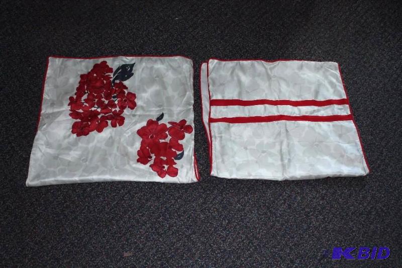 2 Pillow Shams