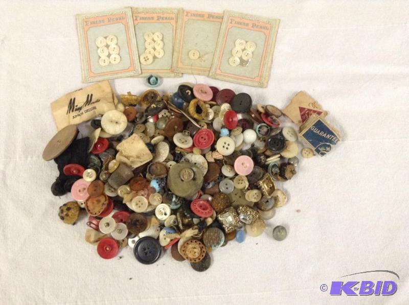 lot 100 image: Collection Vintage Buttons
