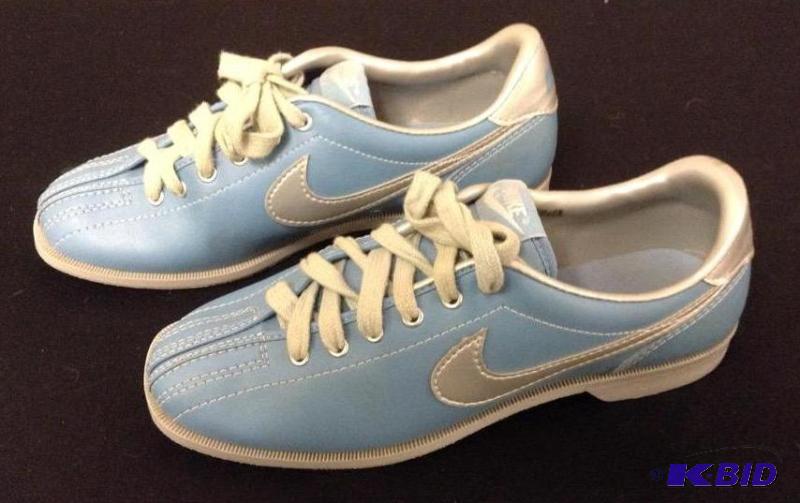 lot 24 image: Womens Nike Bowling Shoes - Size 9