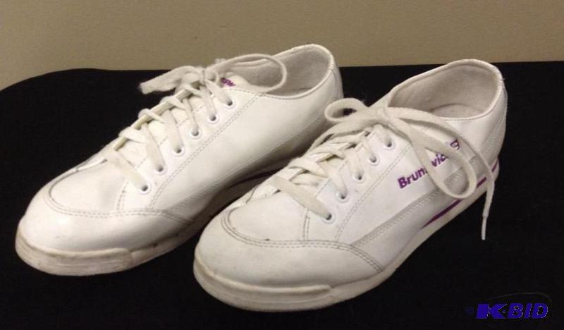 lot 25 image: Womens Brunswick Bowling Shoes - Size 8.5