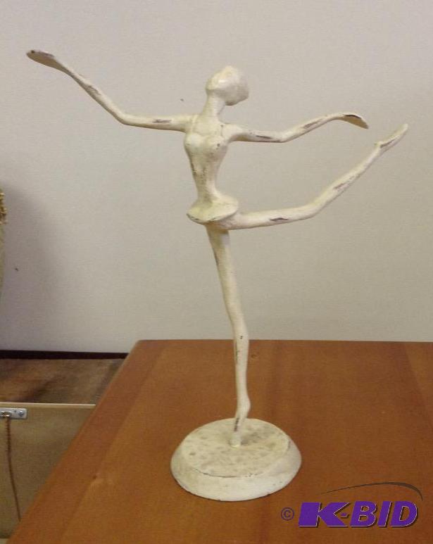 lot 33 image: Beautiful Prima Ballerina En Pointe Figurine