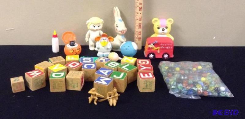 lot 39 image: Vintage Toy Lot