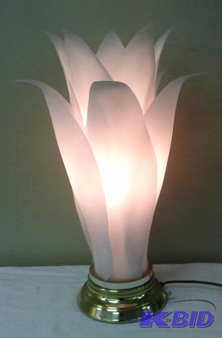 lot 73 image: Lovely Accent Lamp